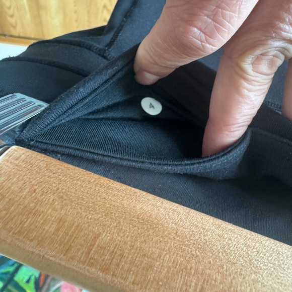 Lululemon Black Capri 23” Leggings. Size 4. - Picture 5 of 12